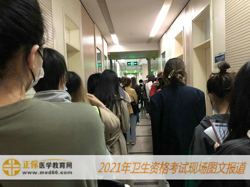 2021年衛(wèi)生資格考試現(xiàn)場報道——等待老師核驗每個人情況，進入教室