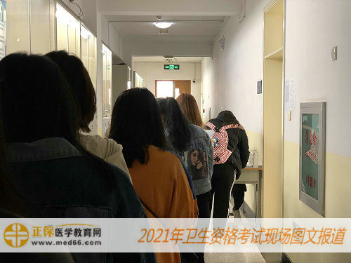 2021年衛(wèi)生資格考試現(xiàn)場報道——等待老師核驗每個人情況，進入教室